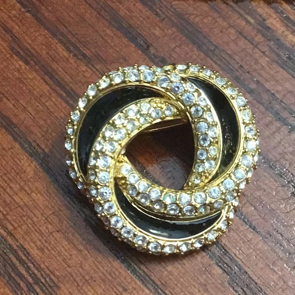 Beautiful Swarovski Love Knot Brooch (swan mark)